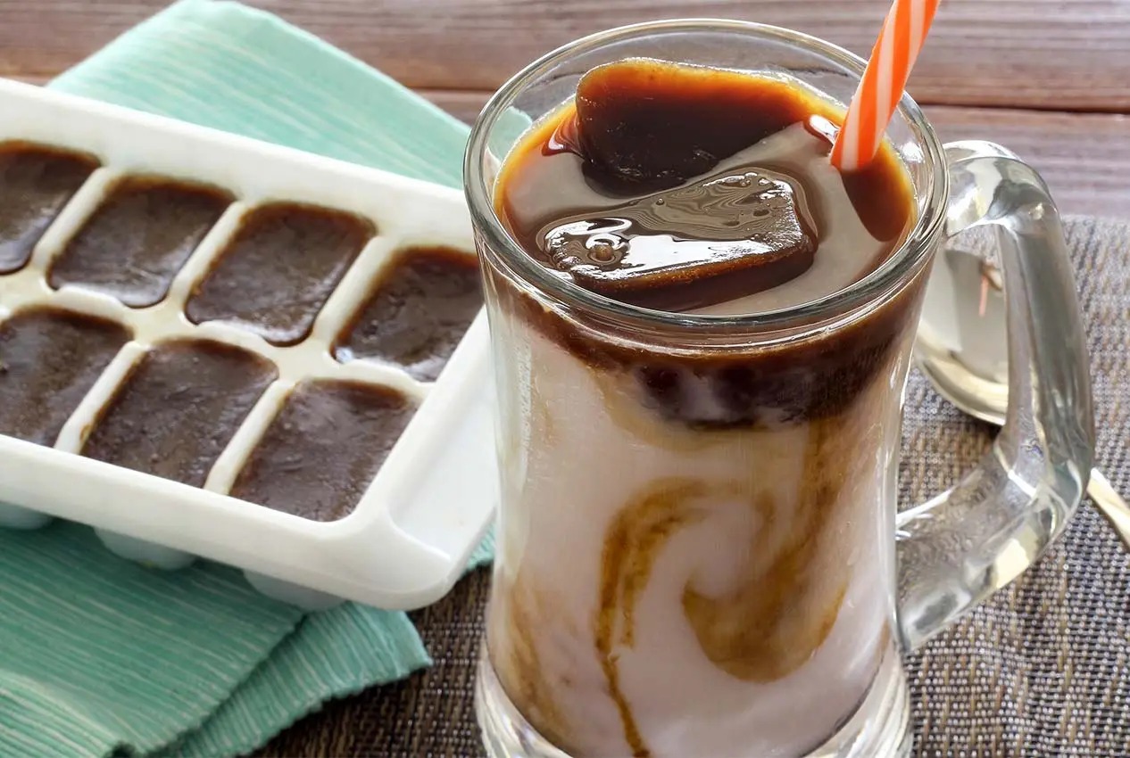 Cubos de café helado |:  10 trucos de verano que te harán disfrutar de la temporada más calurosa |  Zestradar