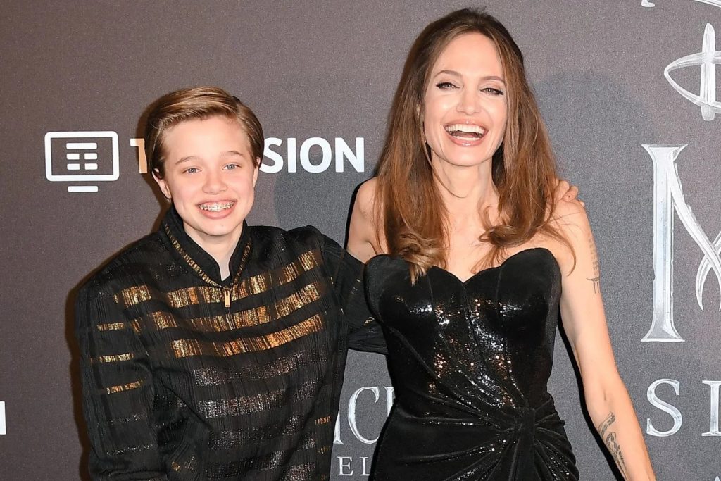 Angelina Jolie y su hija Shiloh  9 niños famosos que se parecen exactamente a sus padres |  Zestradar