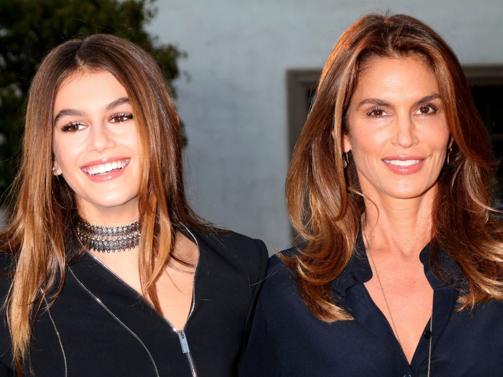 Cindy Crawford y su hija Kaya  9 niños famosos que se parecen exactamente a sus padres |  Zestradar