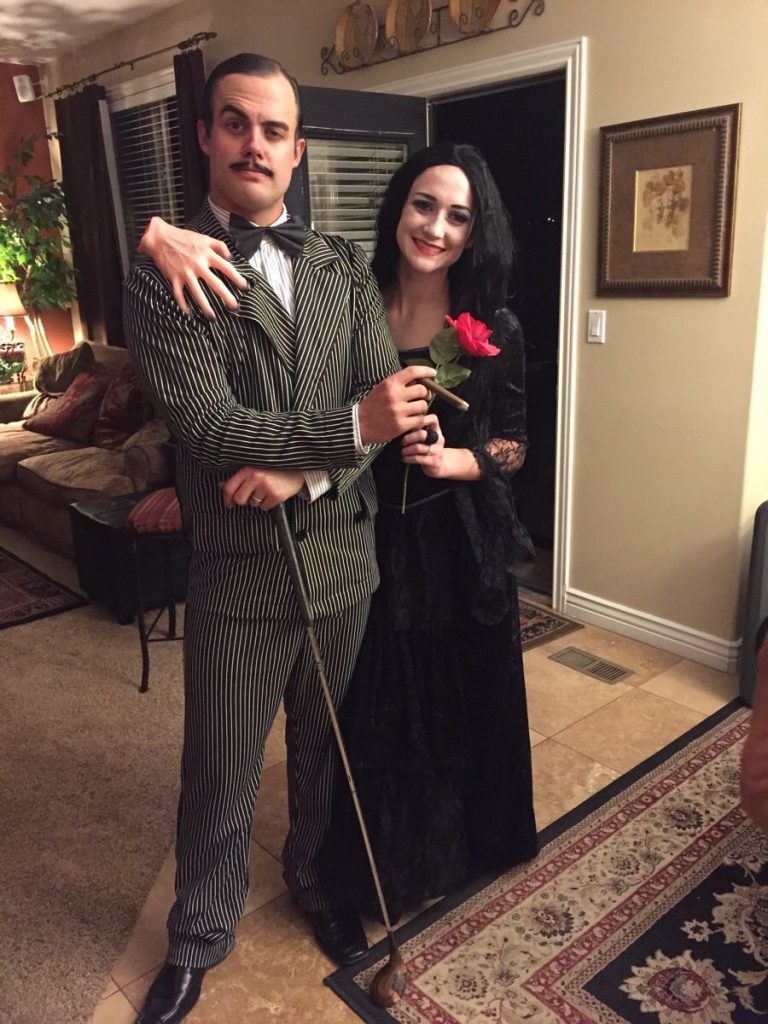 La familia Addams |  Las 8 mejores ideas para disfraces de Halloween para parejas |  Zest Radar: