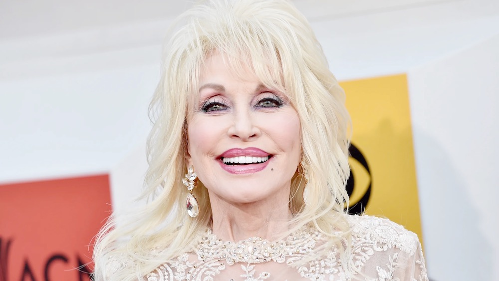 Dolly Parton |:  10 personas famosas que influyeron en la sociedad a través de su filantropía |  Zestradar