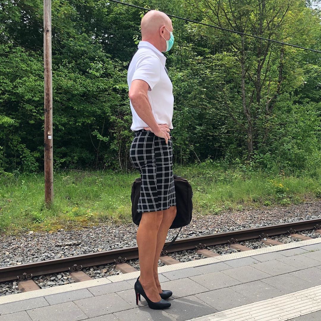 #14  La mujer de 61 años usa falda y tacones altos para ir al trabajo y se ve fantástica.  |:  Zestradar