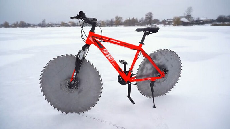 #1  Un tipo reemplazó los neumáticos de su bicicleta con sierras circulares porque, ¿por qué no?  Zestradar