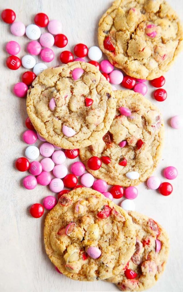 Galletas M&M |:  12 lindas ideas de galletas para el día de San Valentín |  Zestradar