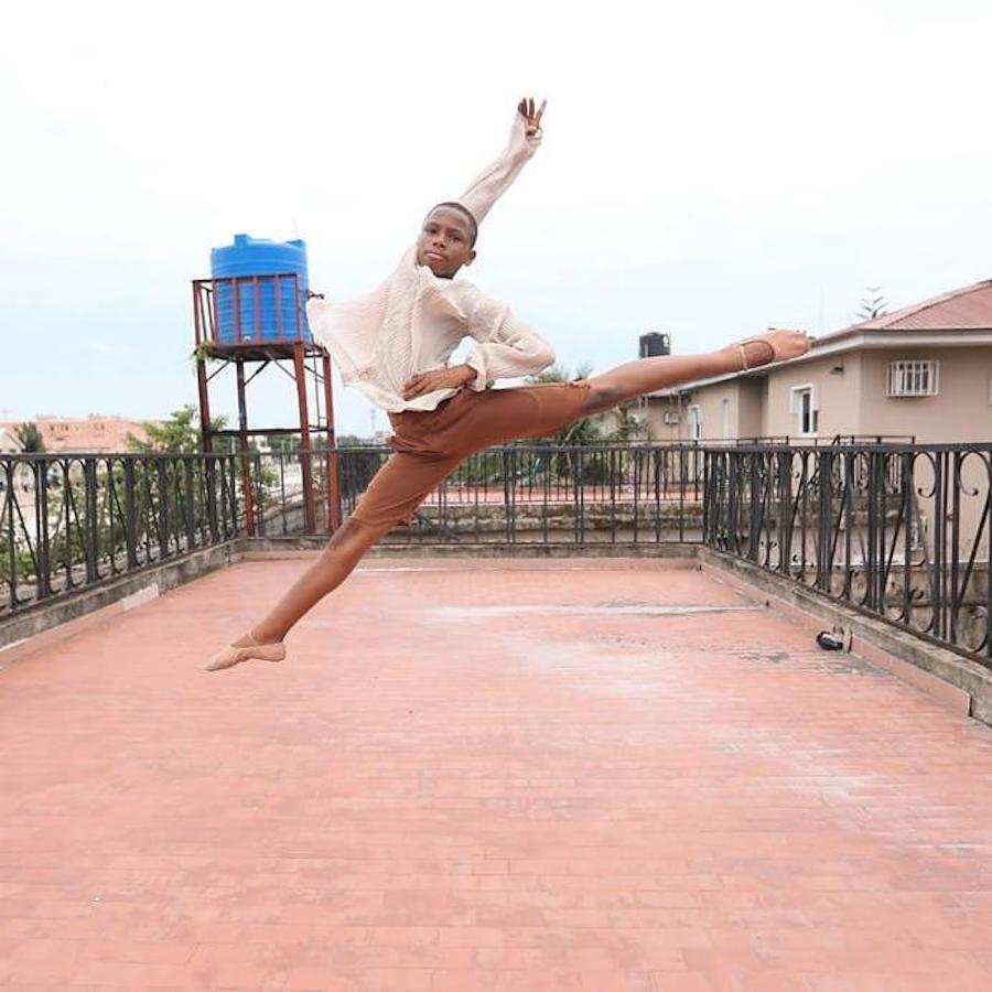 #2  Niño nigeriano que baila bajo la lluvia le consigue una beca para el American Ballet |  Zestradar