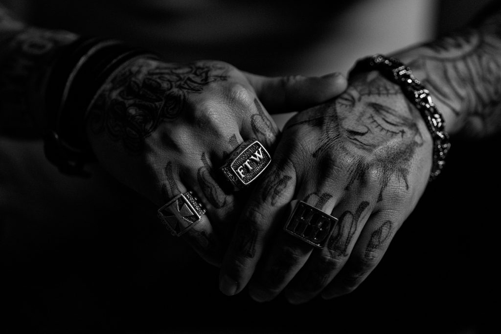 Estereotipos |  6 razones por las que deberías pensarlo dos veces antes de hacerte tatuajes en las manos |  Zestradar
