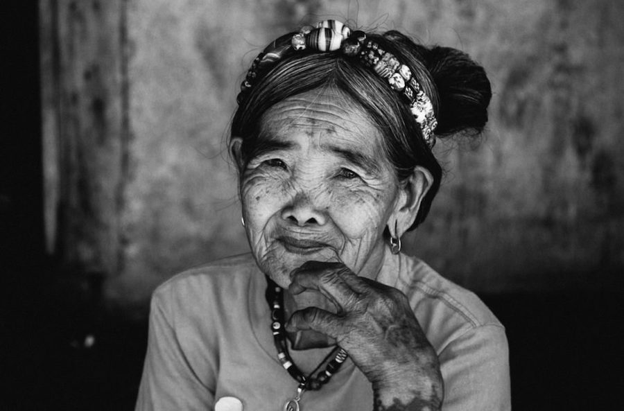 #5  Una mujer de 103 años es la tatuadora tradicional más antigua de Filipinas  Zestradar