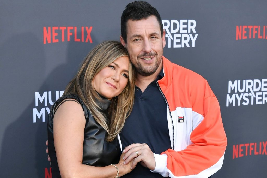 Adán Sandler |:  8 de los amigos famosos más sorprendentes de Jennifer Aniston |  Zestradar