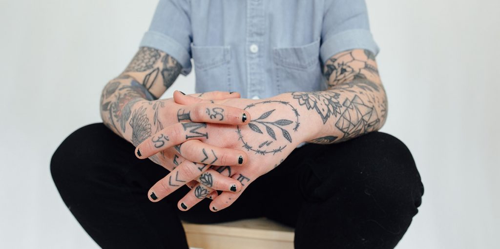 El dolor  6 razones por las que deberías pensarlo dos veces antes de hacerte tatuajes en las manos |  Zestradar
