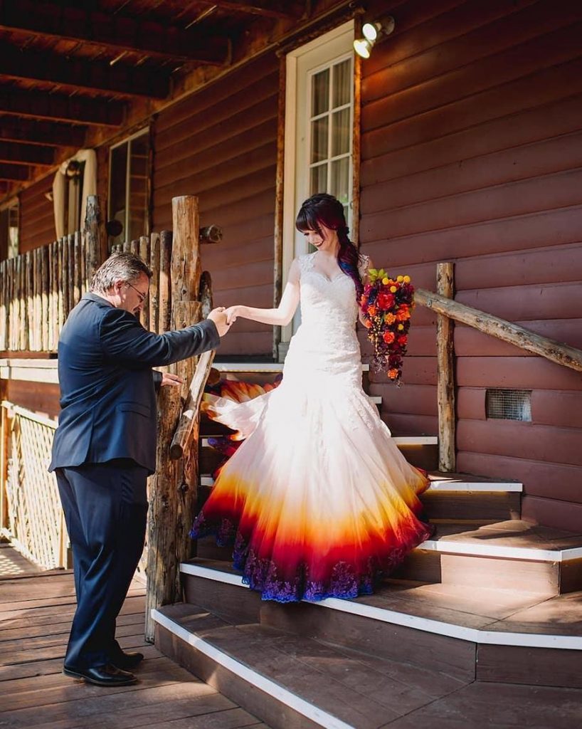 #1  Un artista inicia un negocio creando vestidos de novia coloridos únicos  Zestradar
