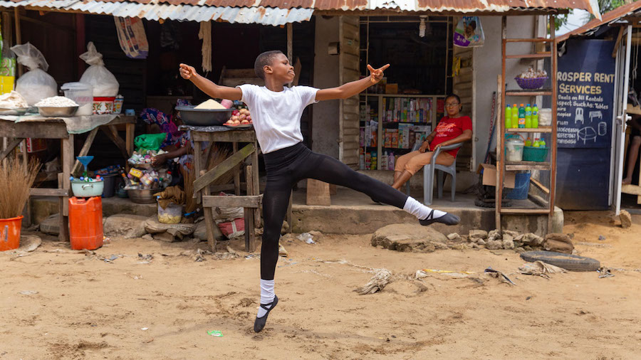 #1  Niño nigeriano que baila bajo la lluvia le consigue una beca para el American Ballet |  Zestradar