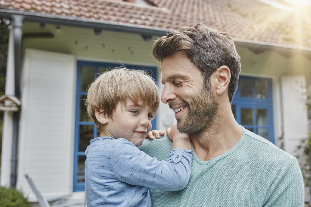 Papá brinda apoyo y una sensación de seguridad.  7 razones por las que un padre amoroso es importante en la vida de un niño  Zestradar