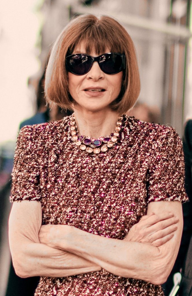 Ana Wintour |:  Los críticos de moda más famosos del mundo y cómo se visten  Zestradar