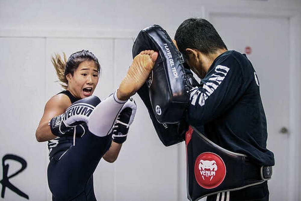 #8 |  Si todavía no crees que las mamás son fuertes, echa un vistazo a este campeón de MMA |  Zestradar