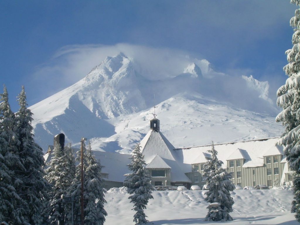 El Resplandor – Timberline Lodge (Mount Hood, Oregón) |:  10 grandes lugares de películas famosas que puedes visitar ahora mismo |  Zestradar