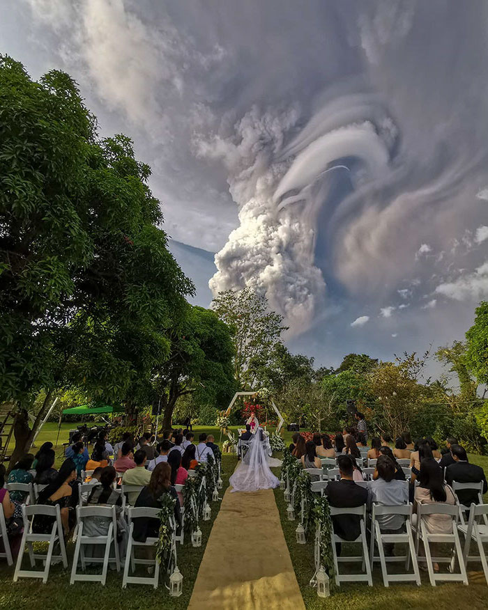El volcán Taal acaba de entrar en erupción en Filipinas y es increíblemente hermoso #2 |  Zestradar