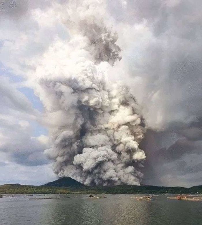 El volcán Taal acaba de entrar en erupción en Filipinas y es increíblemente hermoso #7 |  Zestradar