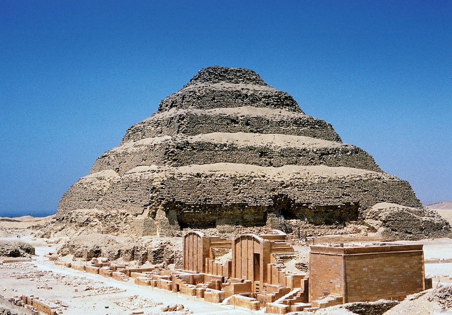 Pirámide escalonada de Josser |:  7 pirámides antiguas alrededor del mundo |  Zestradar