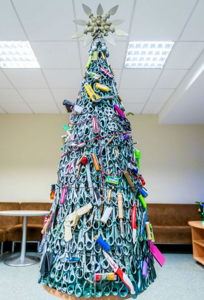 #8 |  Desde almohadas hasta objetos perdidos y encontrados.  Los árboles de Navidad más geniales y raros que has visto hasta ahora |  Zestradar