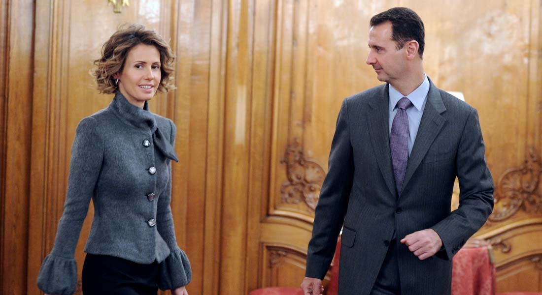 El presidente sirio Bashar al-Assad y su esposa Asma llegan para dirigirse a la comunidad siria el 9 de diciembre de 2010 en París.  Al-Assad se encuentra en una visita oficial de dos días a Francia.  AFP FOTO MIGUEL MEDINA (La foto debe decir MIGUEL MEDINA/AFP/Getty Images)
