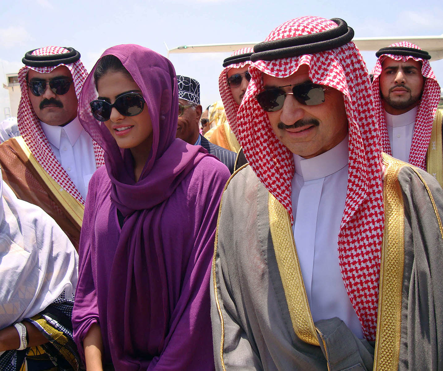 Príncipe Al-Waleed Bin Talal [R]El primo del rey de Arabia Saudita llega a Mogadiscio, capital de Somalia, en 2011.  el 27 de agosto.  Una delegación de la familia real saudita llegó hoy a Mogadiscio para una visita de un día para ver cuál es la mejor manera de ayudar al país del Cuerno de África azotado por la hambruna.  y sequía, dicen los funcionarios.  El Cuerno de África ha sido golpeado por su peor sequía en décadas y las Naciones Unidas han descrito a Somalia, que ha sido asolada por una guerra civil desde 1991, como un país que enfrenta la peor crisis humanitaria del mundo.  FOTO AFP/STRINGER