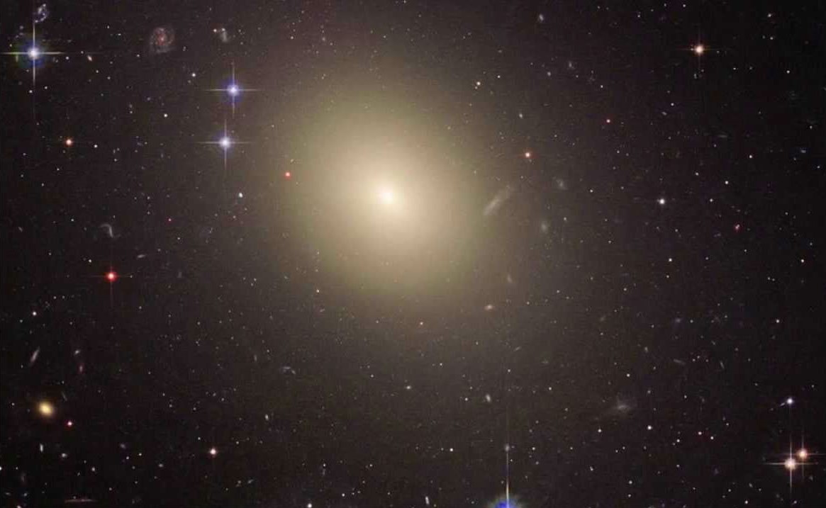 IC101 - Galaxia más grande |:  Los 6 objetos más grandes del universo |  bayas de cerebro