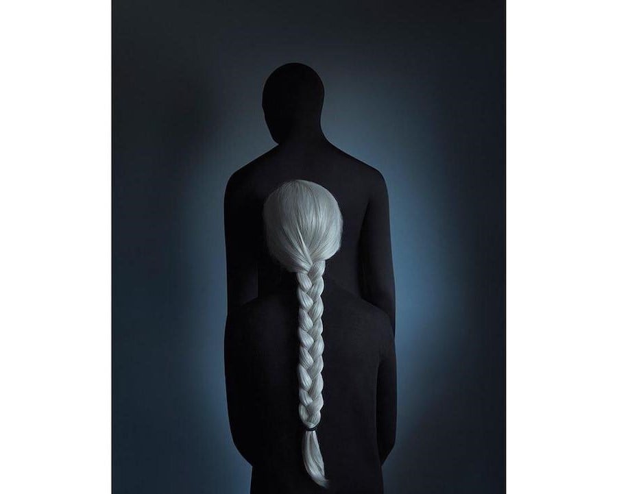 La sombra frente a la chica.  Fotografía surrealista que explora el solitario mundo interior del hombre.  bayas de cerebro