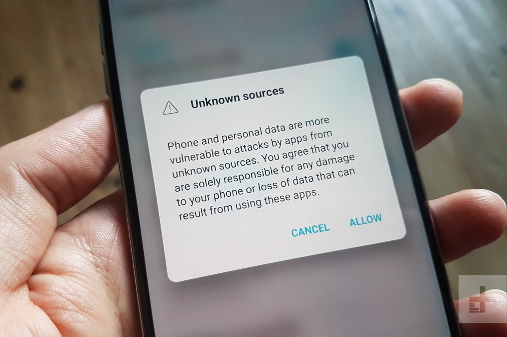 Descargando aplicaciones de forma insegura |:  7 cosas que deberías dejar de hacer con tu teléfono |  bayas de cerebro
